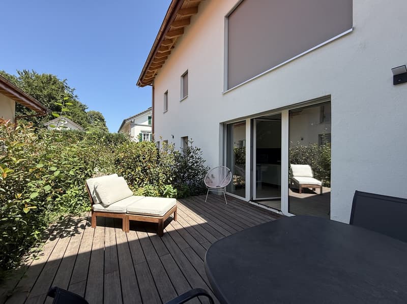 Studio meublé avec terrasse et place de parc (1)