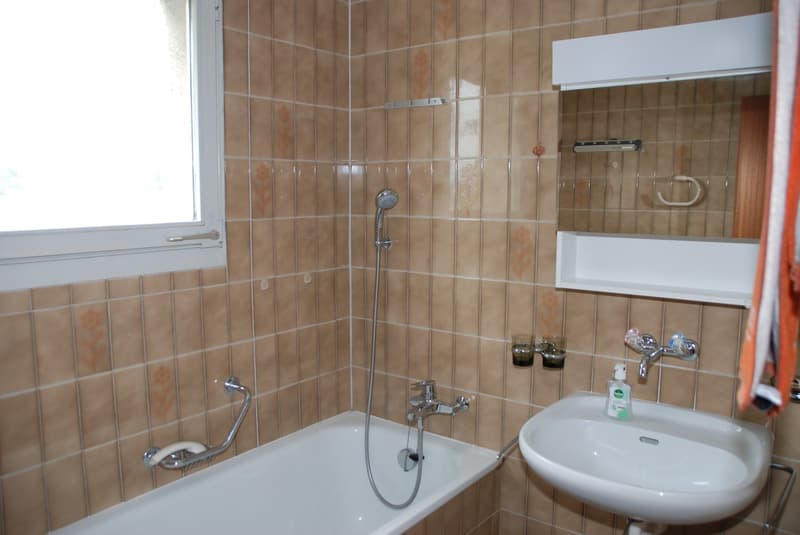 Appartement rénové de 3,5 pièces avec balcon à Cornaux (13)