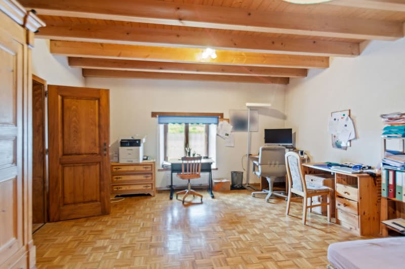 Spacieuse maison mitoyenne de 9 pièces avec espaces de travail et de stockage à Chevenez (8)