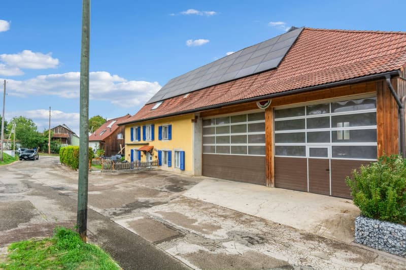 Spacieuse maison mitoyenne de 9 pièces avec espaces de travail et de stockage à Chevenez (13)