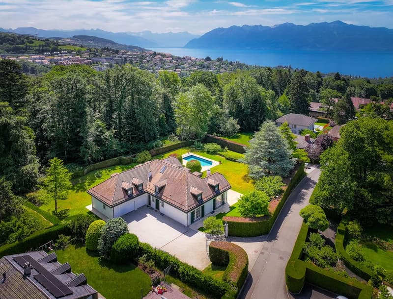 Magnifique propriété familiale avec piscine et vaste parcelle (3)