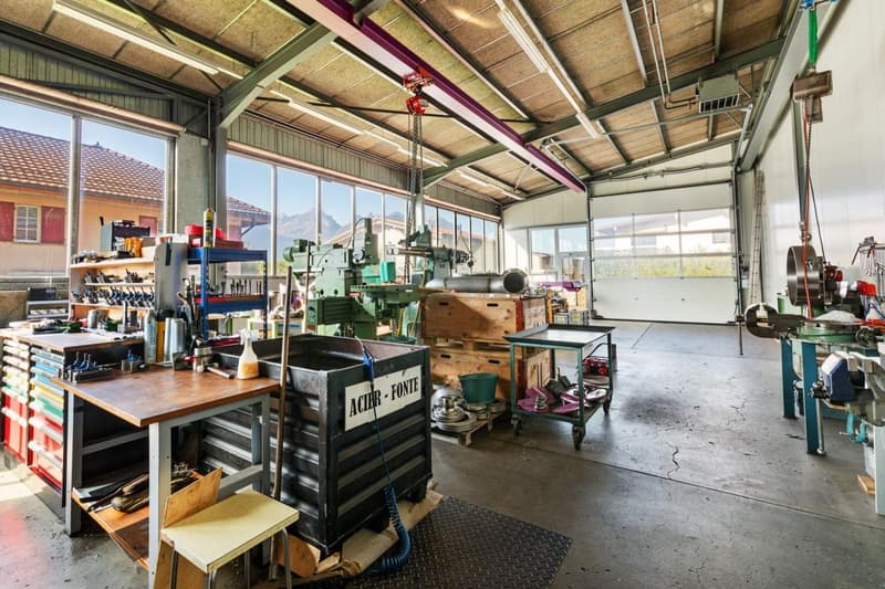 Propriété exceptionnelle en zone artisanale comprenant trois logements et un atelier (3)