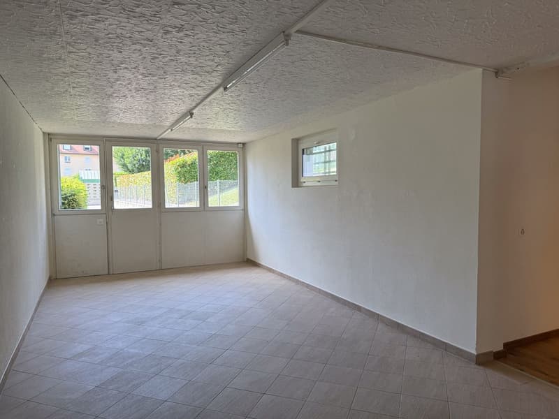 Local commercial polyvalent de 122m2 avec sous-sol et parkings (8)