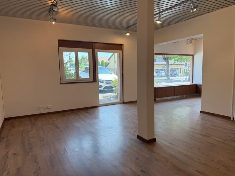 Local commercial polyvalent de 122m2 avec sous-sol et parkings (5)