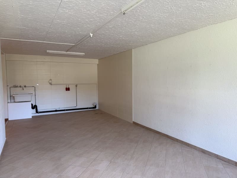 Local commercial polyvalent de 122m2 avec sous-sol et parkings (10)