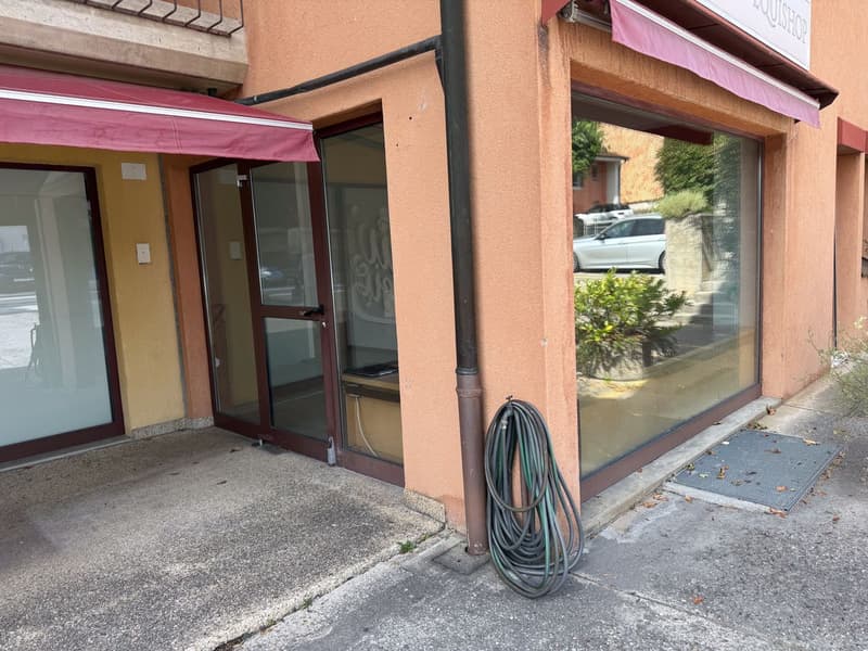 Local commercial polyvalent de 122m2 avec sous-sol et parkings (13)