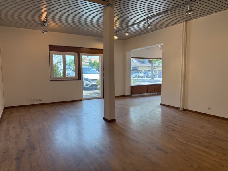 Local commercial polyvalent de 122m2 avec sous-sol et parkings (4)