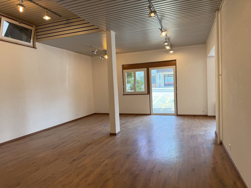 Local commercial polyvalent de 122m2 avec sous-sol et parkings (12)