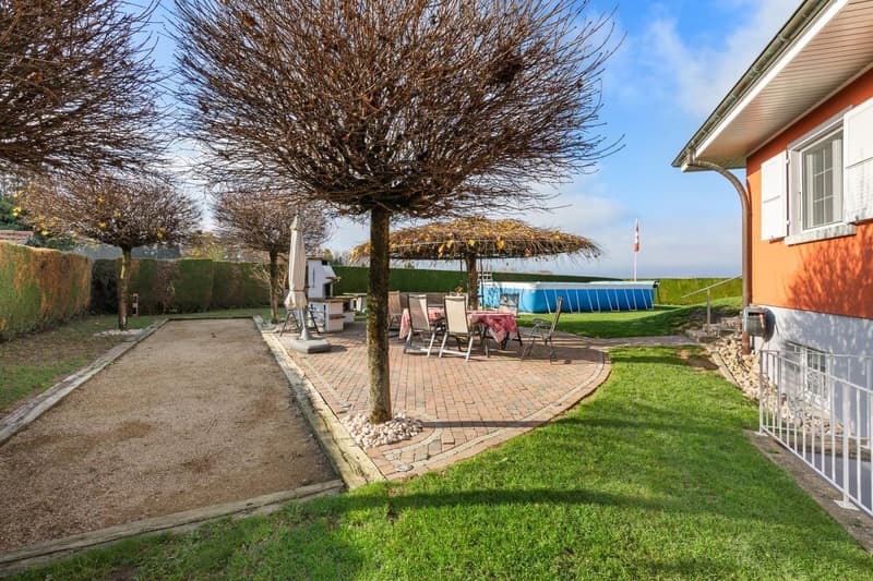 Splendide villa en bordure de zone agricole avec débouchée sur le lac (13)