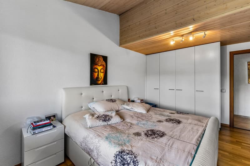 Bel appartement de 122 m² au dernier étage, entièrement rénové, avec 2 places de parc dans un garage souterrain. (12)