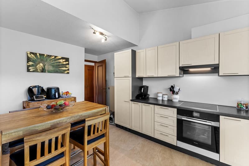 Bel appartement de 122 m² au dernier étage, entièrement rénové, avec 2 places de parc dans un garage souterrain. (2)
