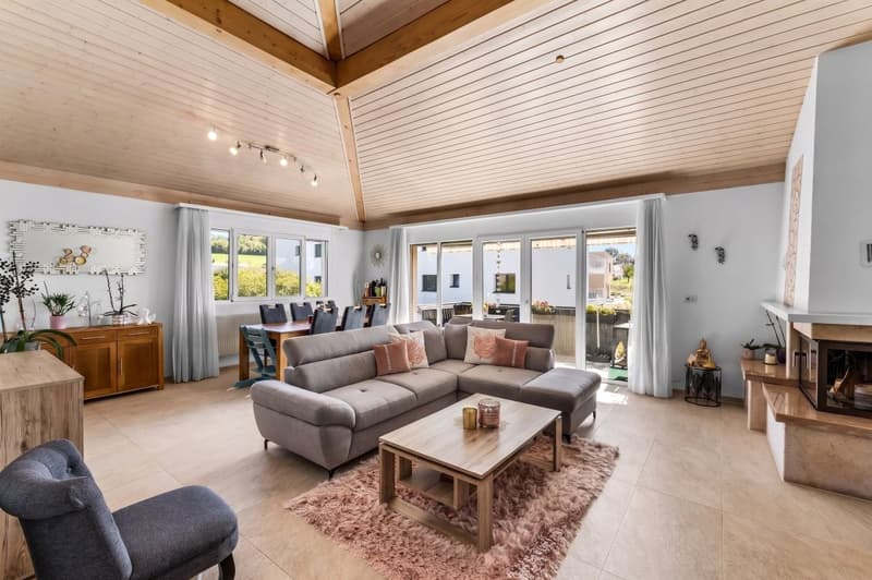 Bel appartement de 122 m² au dernier étage, entièrement rénové, avec 2 places de parc dans un garage souterrain. (1)