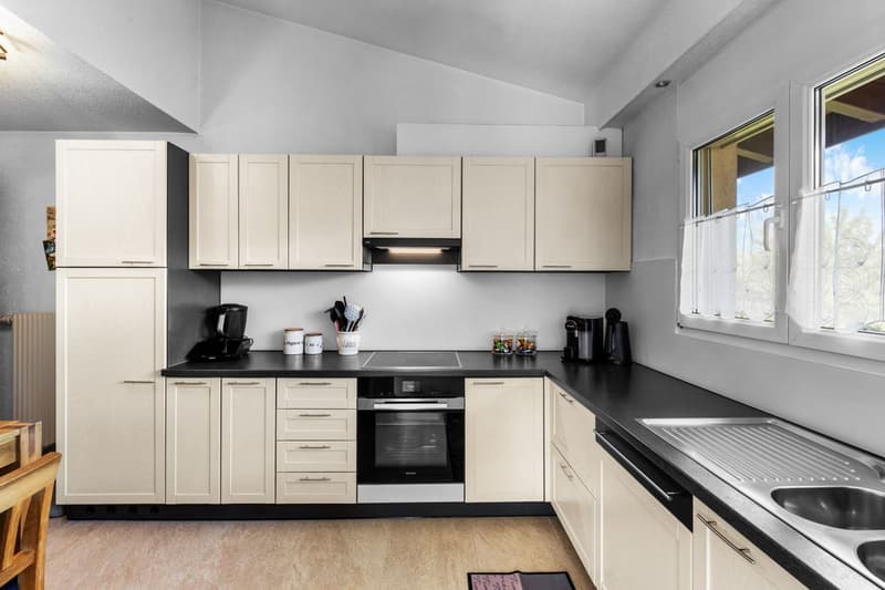 Bel appartement de 122 m² au dernier étage, entièrement rénové, avec 2 places de parc dans un garage souterrain. (3)