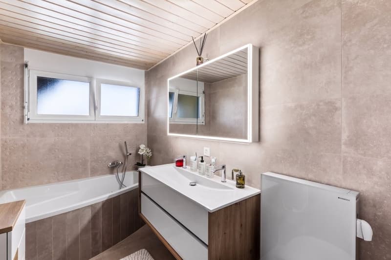 Bel appartement de 122 m² au dernier étage, entièrement rénové, avec 2 places de parc dans un garage souterrain. (13)