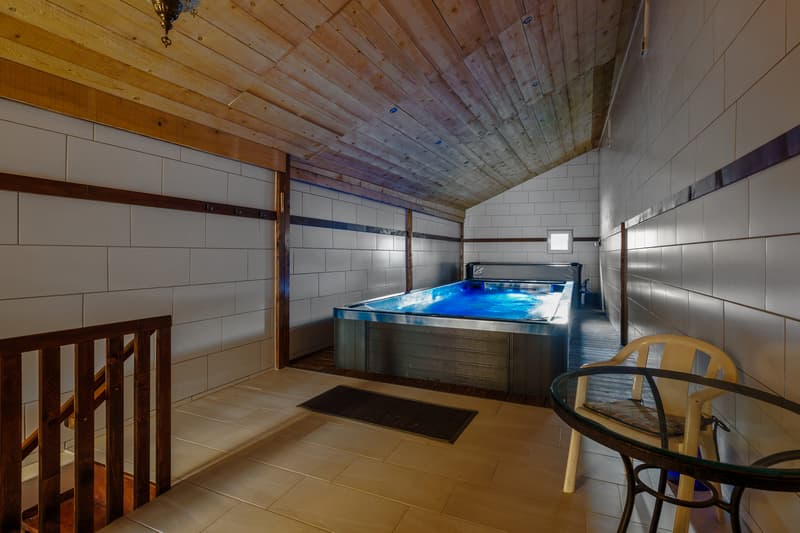 Spacieuse maison familiale au coeur du village de Vallamand (12)