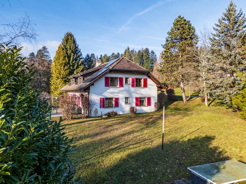 Grande maison de deux appartements avec potentiel d'agrandissement (2)