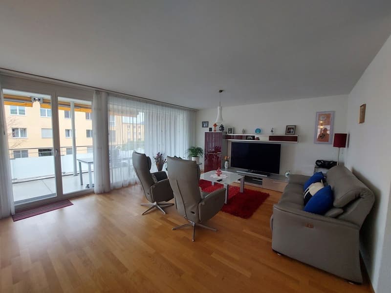 Appartement lumineux de 4,5 pièces avec terrasse et place de parc intérieure (4)