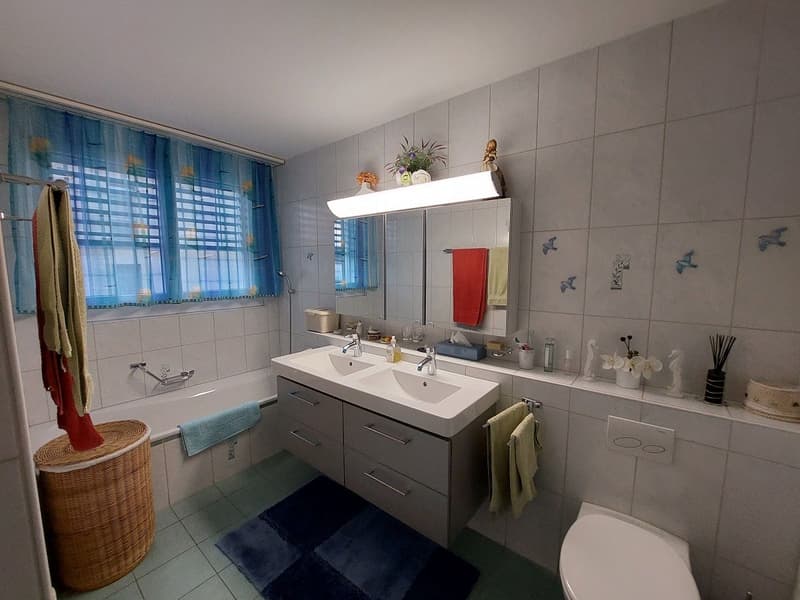 Appartement lumineux de 4,5 pièces avec terrasse et place de parc intérieure (6)