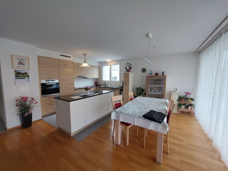 Appartement lumineux de 4,5 pièces avec terrasse et place de parc intérieure (2)
