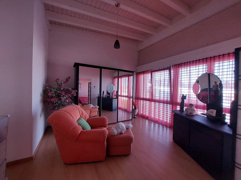 Villa contemporaine agrémentée d'un jardin privatif et d'une place de parc intérieure. (10)