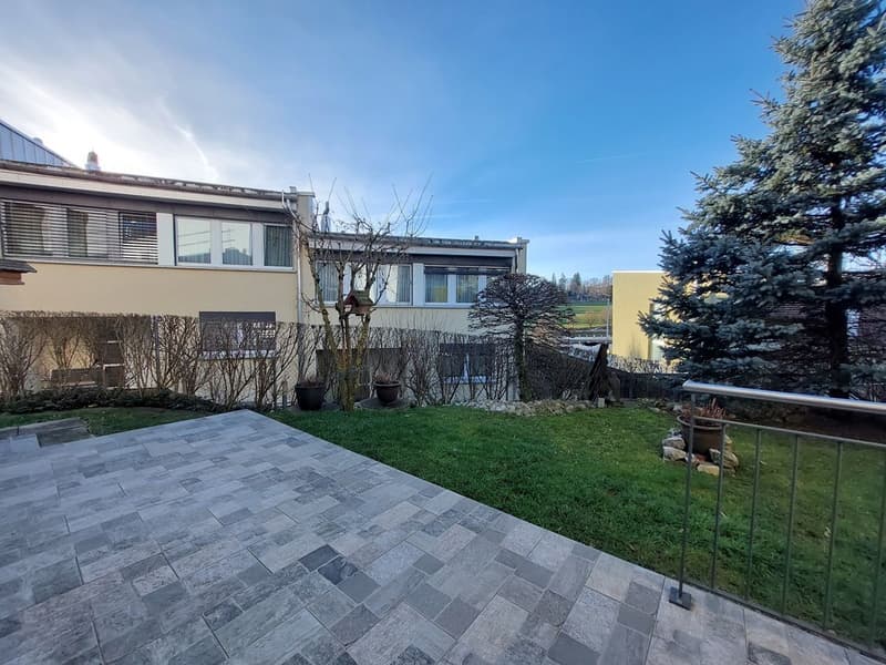 Villa contemporaine agrémentée d'un jardin privatif et d'une place de parc intérieure. (4)
