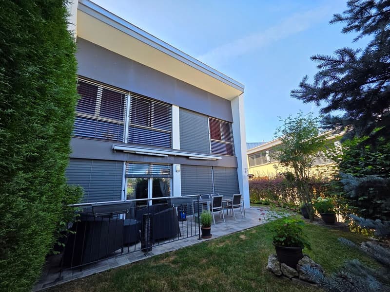 Villa moderne bénéficiant d'un jardin privatif et d'une place de stationnement intérieure (3)