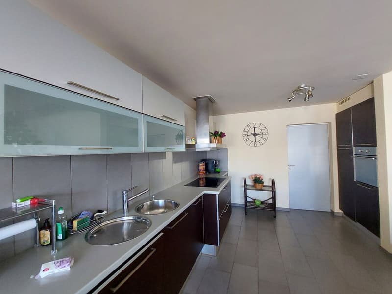 Villa moderne bénéficiant d'un jardin privatif et d'une place de stationnement intérieure (7)