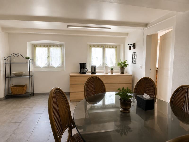 Maison villageoise avec jardin offrant deux appartements et un espace commercial (11)