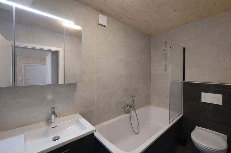 Appartement moderne de 4,5 pièces avec terrasse, une place de parc intérieure et un place de stationnement extérieure (6)