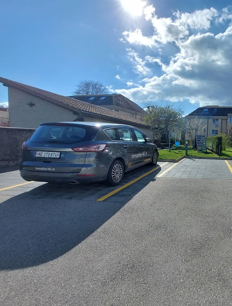 Appartement moderne de 4,5 pièces avec terrasse, une place de parc intérieure et un place de stationnement extérieure (11)