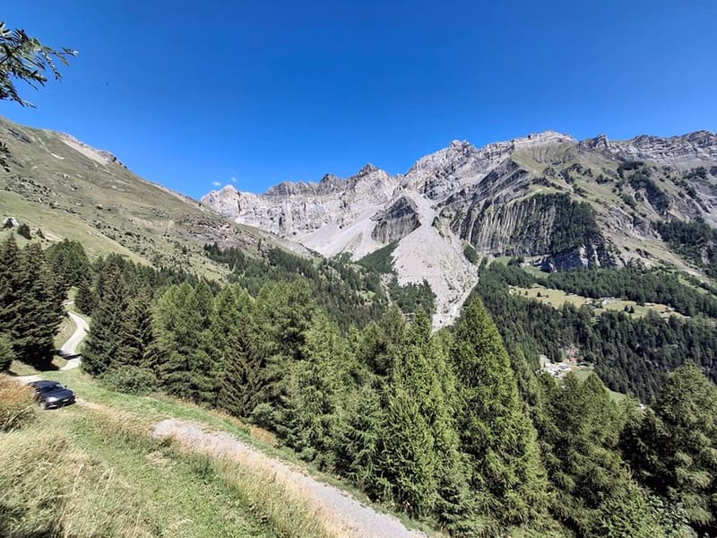 Charmant mayen offrant une magnifique vue panoramique sur les montagnes (3)