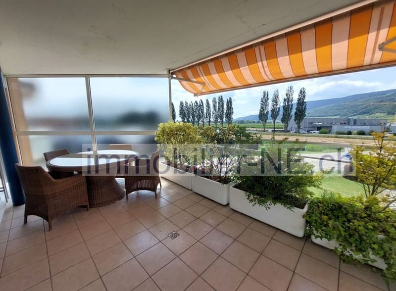 Appartement de 160 m², bénéficiant d'une généreuse terrasse de 28 m², d'un garage-box ainsi que d'une place de parc extérieure. (1)