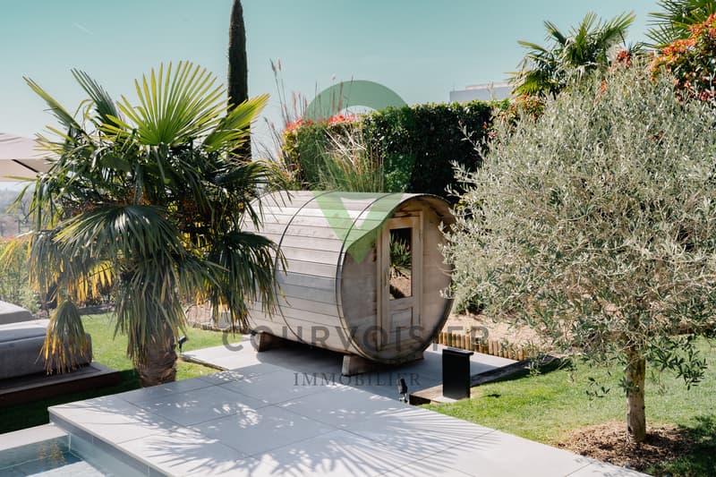 Un refuge exclusif mêlant design soigné et perspective lacustre (11)