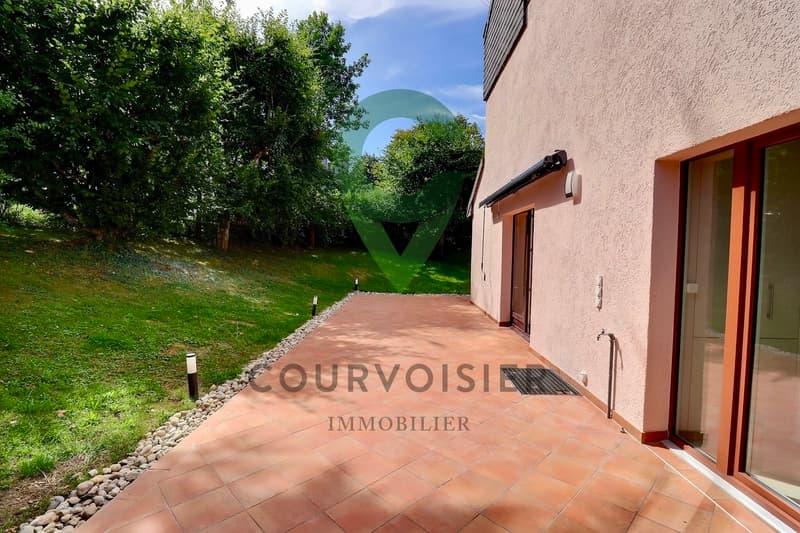 Triplex en pignon rénové avec jardin et piscine (4)