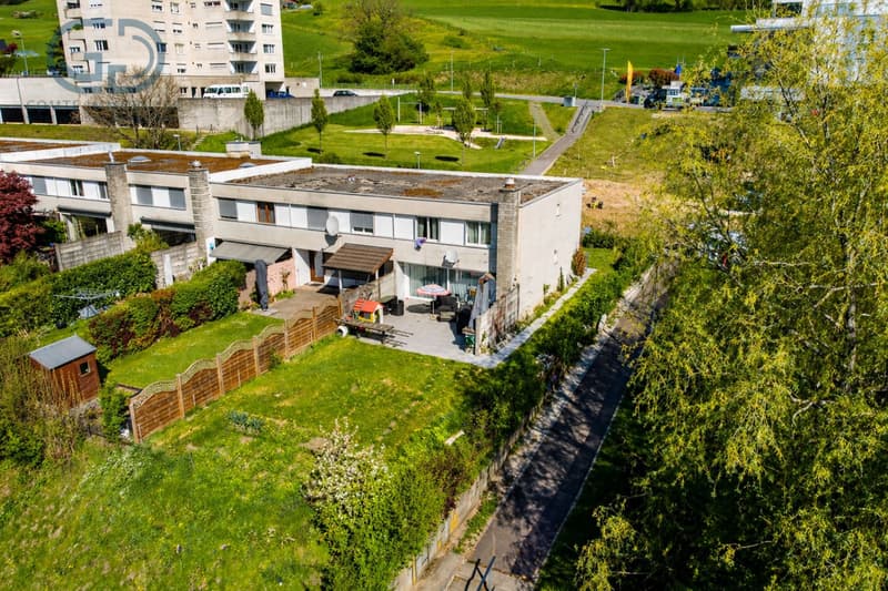 Maison mitoyenne d'un côté proche de l'école (1)