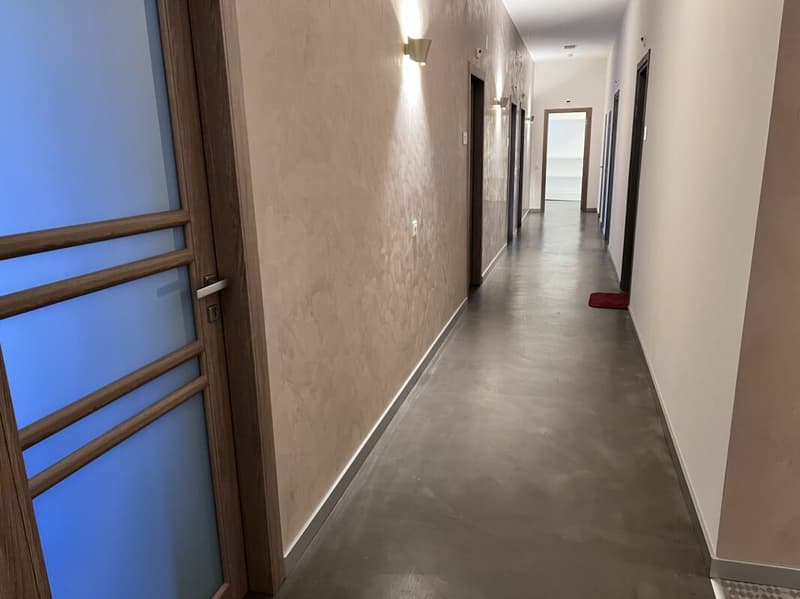 Ufficio con vetrine in centro città (3)