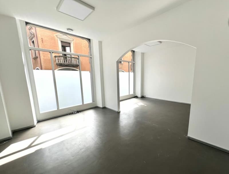 Ufficio con vetrine in centro città (4)