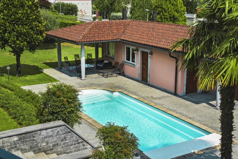 Villa di prestigio con terreno edificabile (2)
