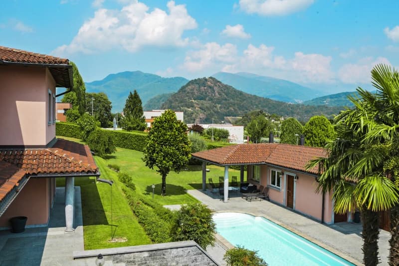 Villa di prestigio con terreno edificabile (3)
