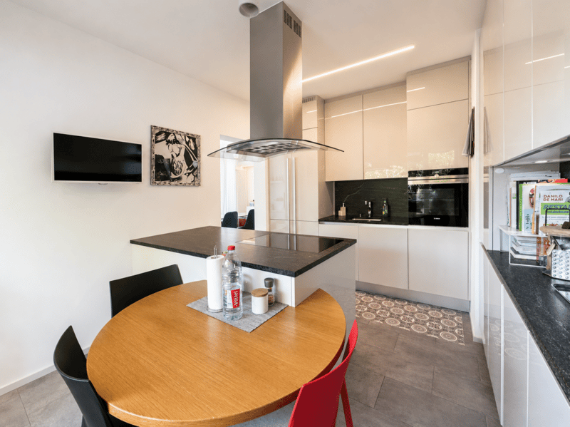 Stunning 4.5-room apartment with private lakeside beach (7)