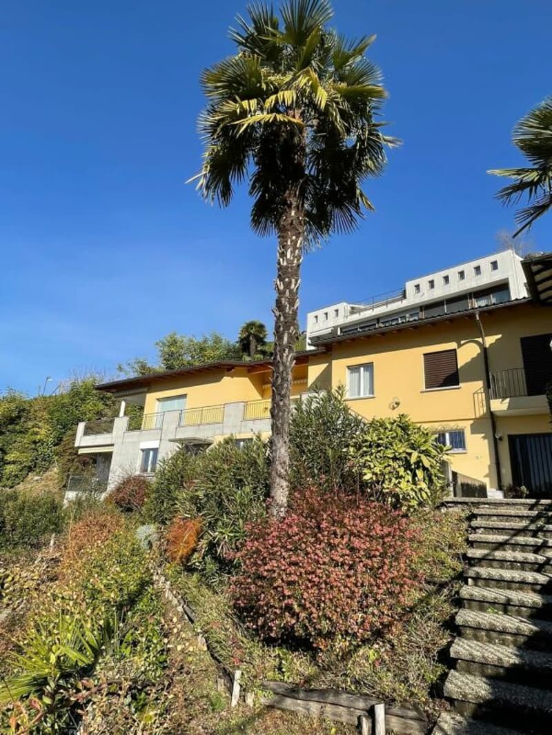 Interessante villa con giardino e vista lago (2)