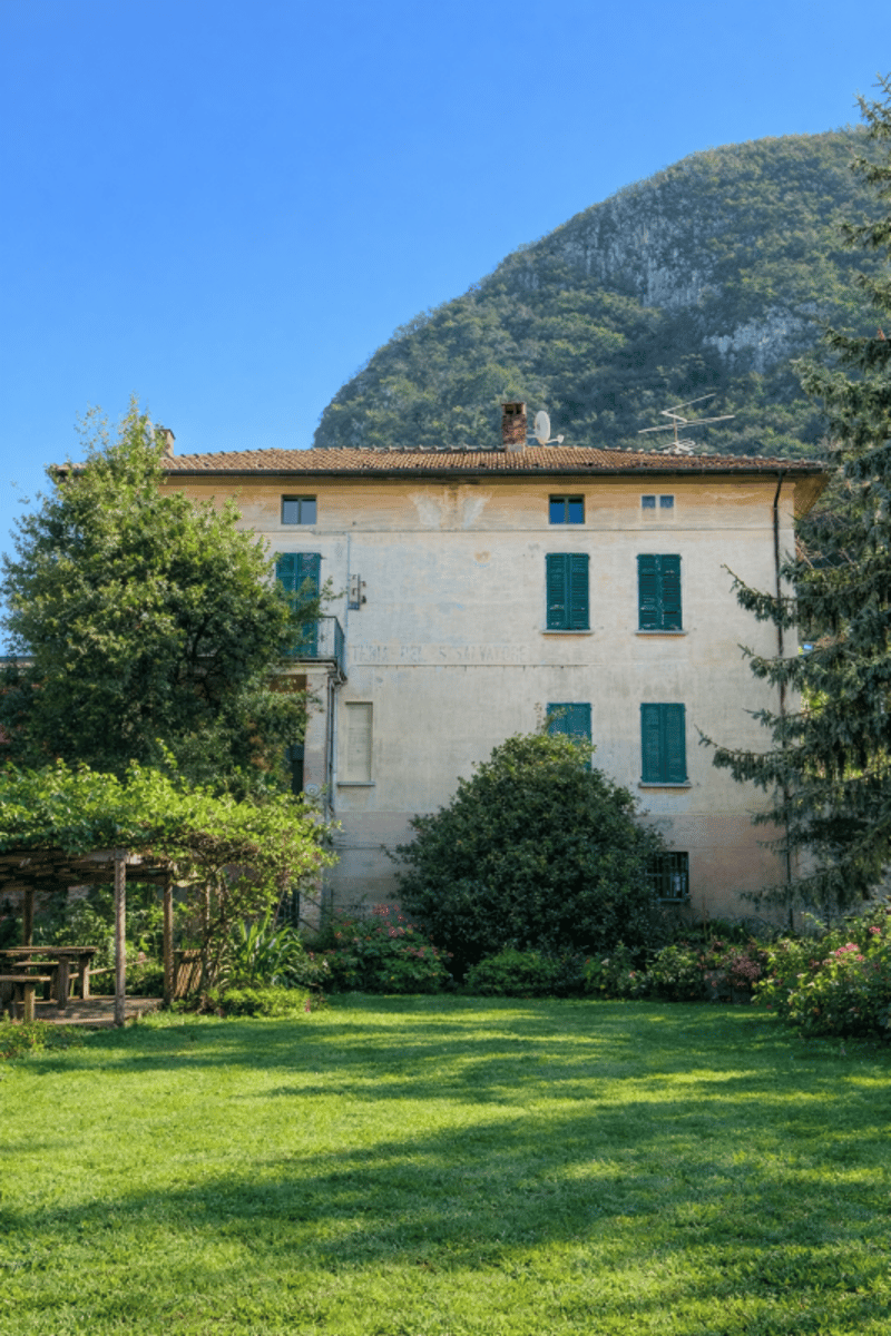 Terreno edificabile con casa con 2 appartamenti (1)