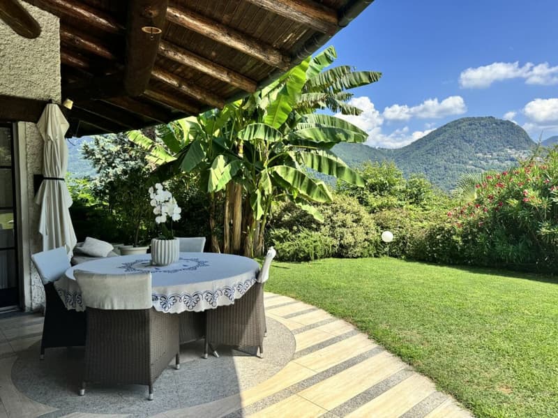 Esclusiva villa unifamiliare con ampio giardino e piscina (2)