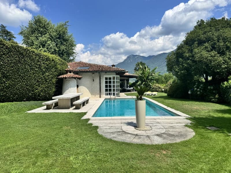 Esclusiva villa unifamiliare con ampio giardino e piscina (9)