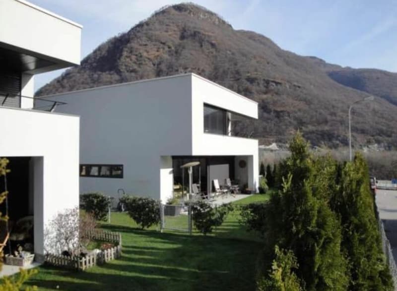 Graziosa casa moderna immersa nella natura (2)