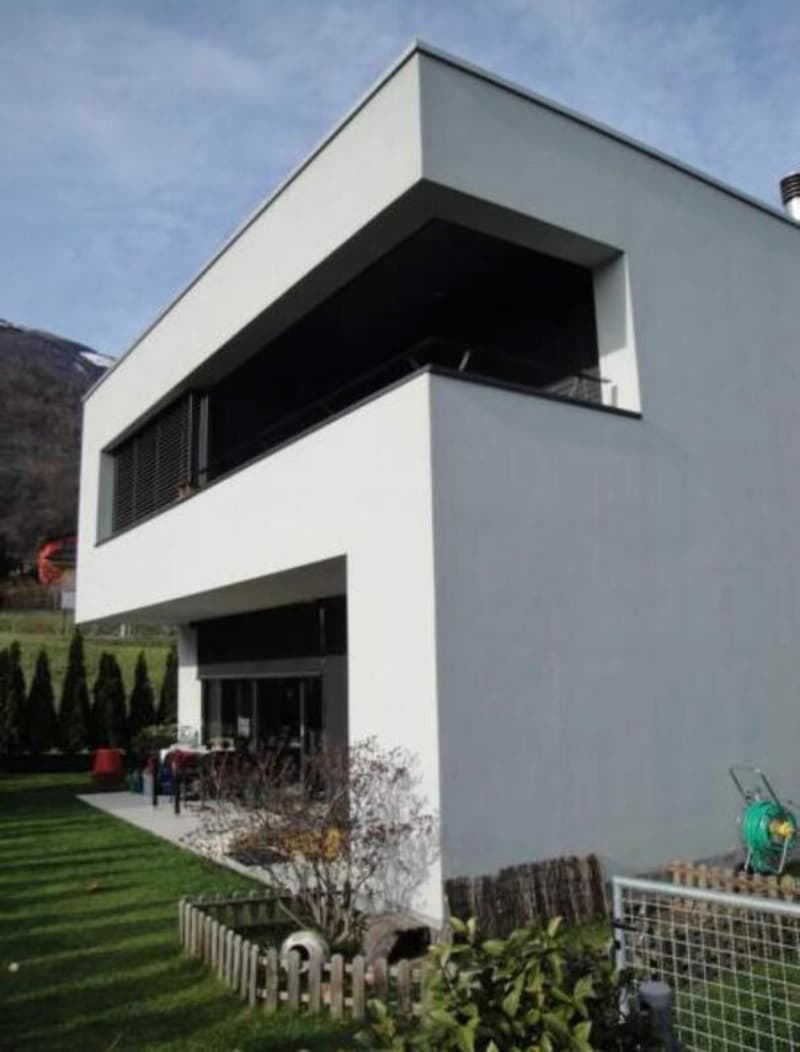 Graziosa casa moderna immersa nella natura (3)