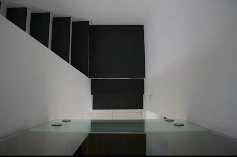 Graziosa casa moderna immersa nella natura (6)