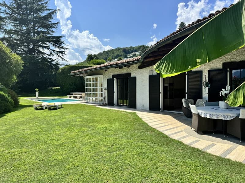 Esclusiva villa unifamiliare con ampio giardino e piscina (1)