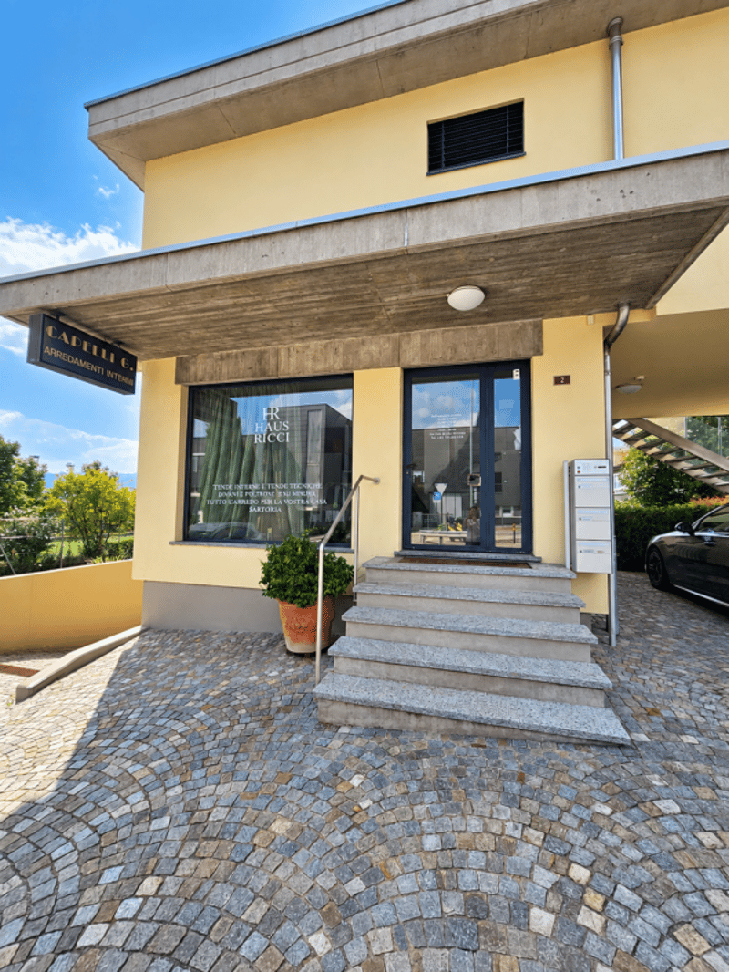 Spazio commerciale con vetrina (1)