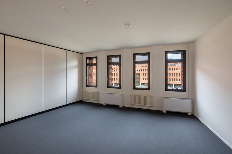 empty room, large windows, underfloor heating, 3 radiators